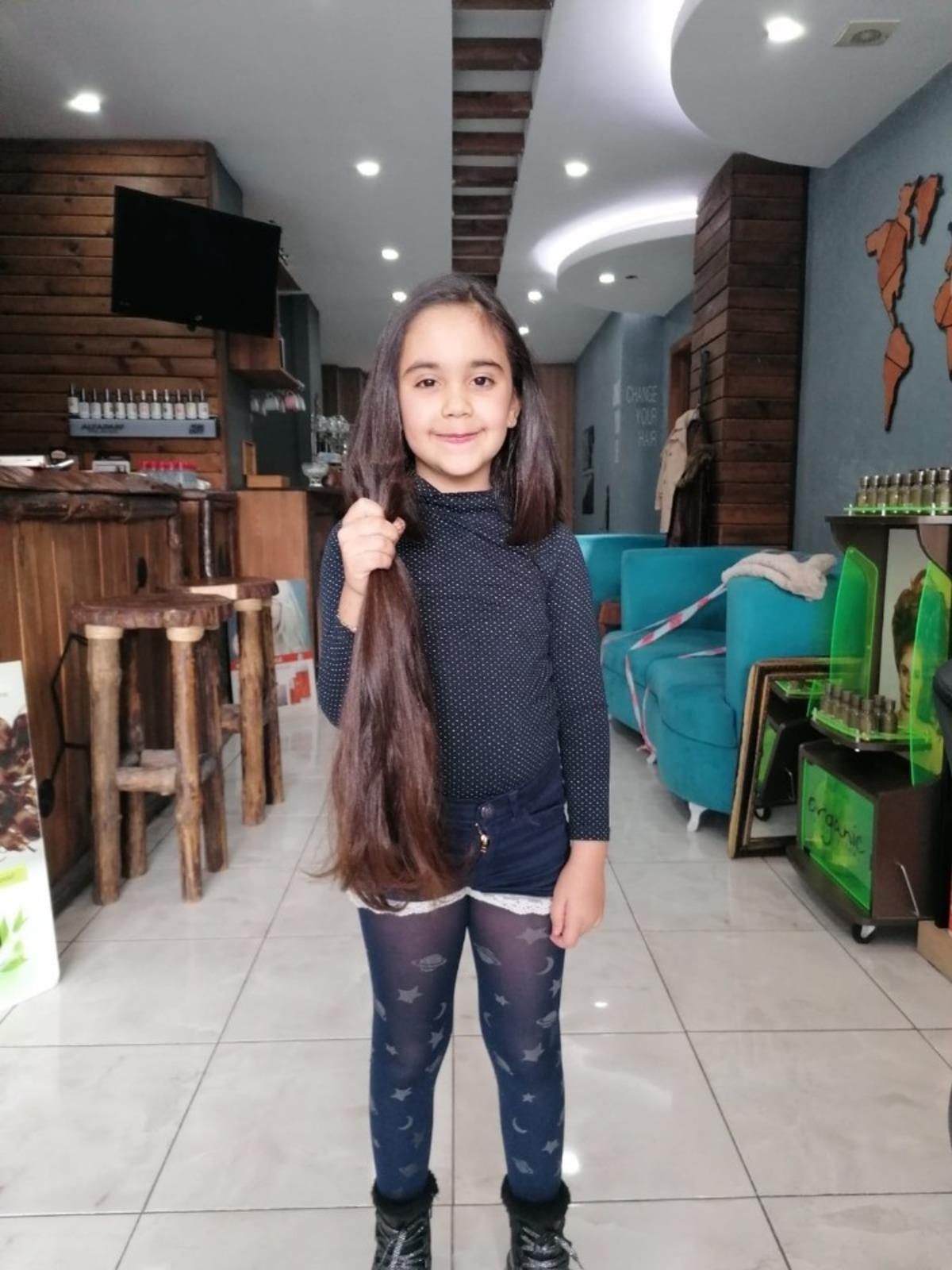 Minik Zeynep hi&ccedil; kesilmeyen sa&ccedil;larını l&ouml;semili &ccedil;ocuklara bağışladı