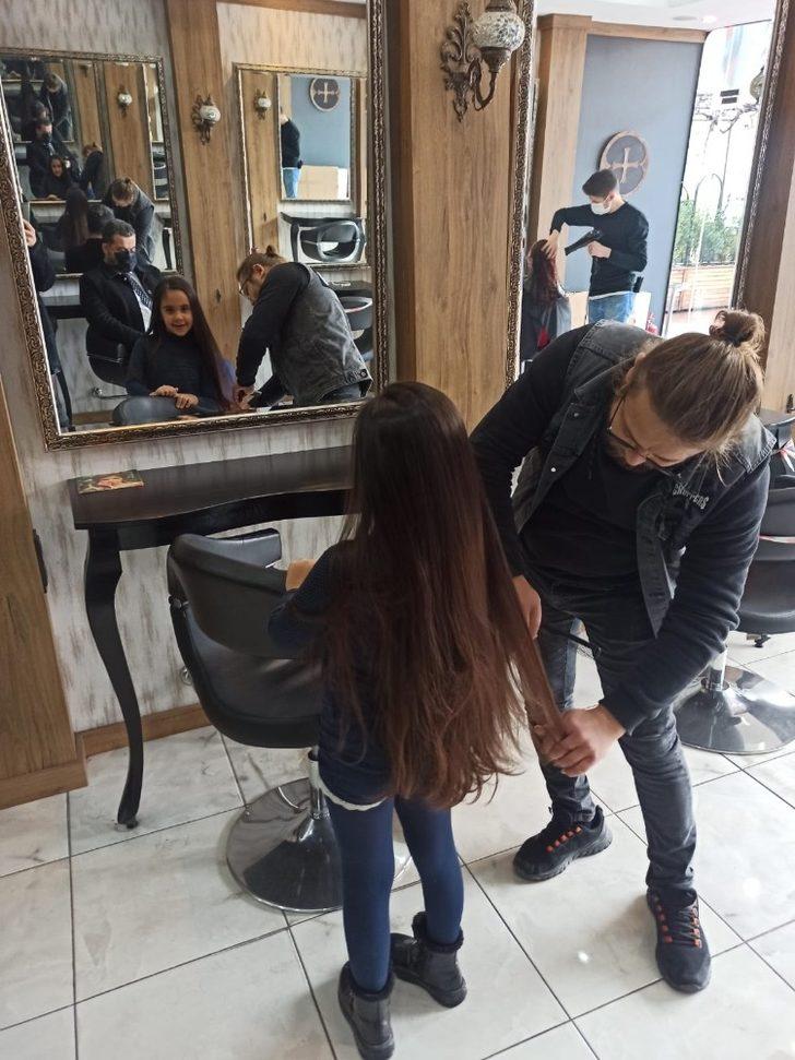 Minik Zeynep hiç kesilmeyen saçlarını lösemili çocuklara bağışladı G3