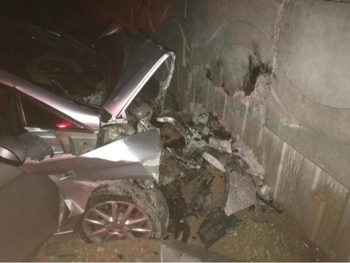 Niğde&rsquo;de otomobil k&ouml;pr&uuml; duvarına &ccedil;arptı: 3 &ouml;l&uuml;