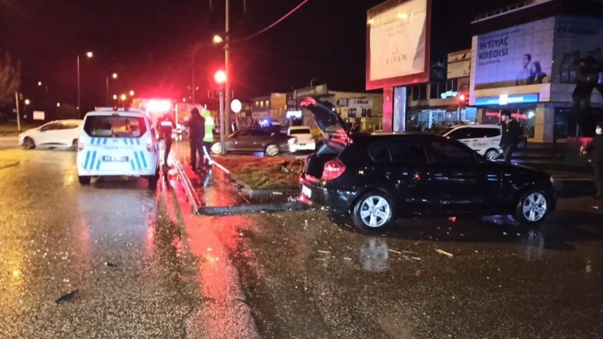 İki otomobil kavşakta &ccedil;arpıştı; 1 yaralı