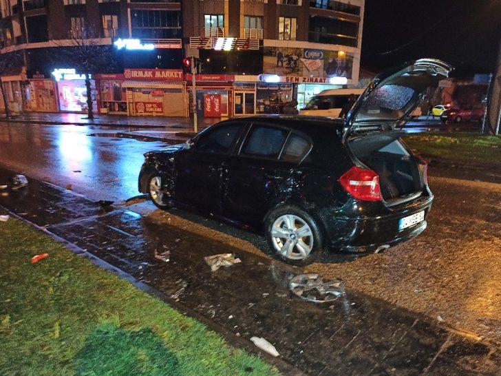 İki otomobil kavşakta çarpıştı; 1 yaralı G2