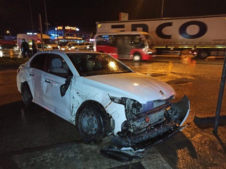 İki otomobil kavşakta çarpıştı; 1 yaralı G3