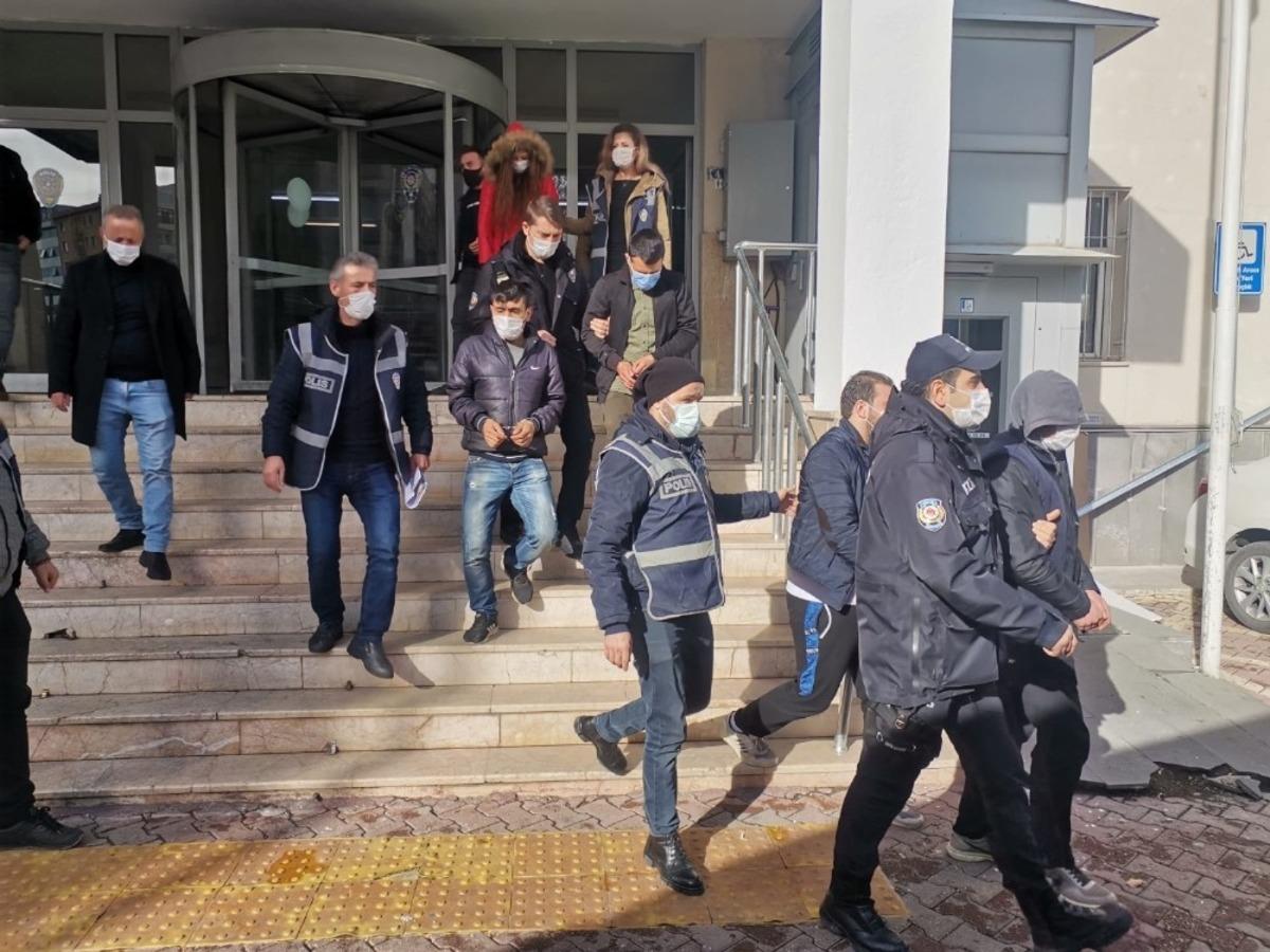 Kayseri&rsquo;de 25 adrese eş zamanlı operasyon: 18 g&ouml;zaltı