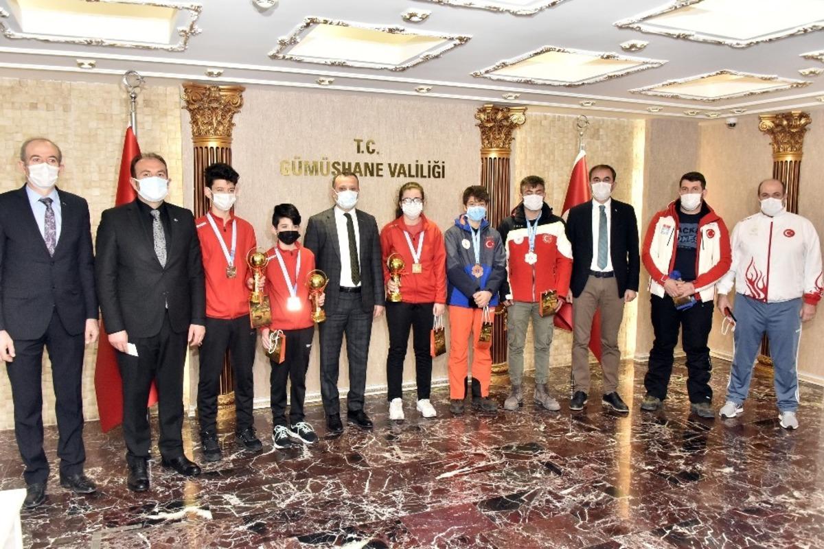 Vali Taşbilek şampiyon sporcuları &ouml;d&uuml;llendirdi