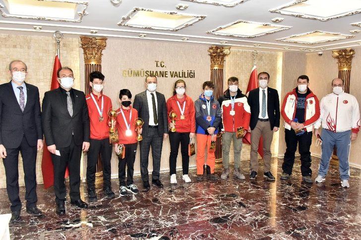 Vali Taşbilek şampiyon sporcuları ödüllendirdi G1