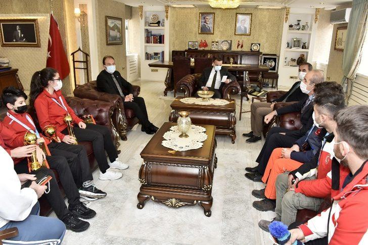 Vali Taşbilek şampiyon sporcuları ödüllendirdi G2