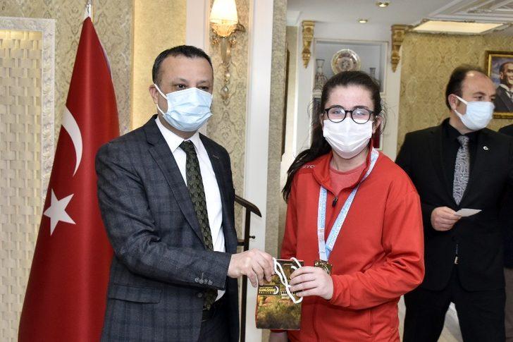 Vali Taşbilek şampiyon sporcuları ödüllendirdi G4