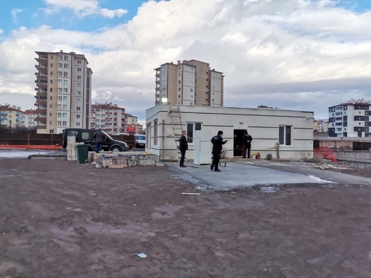İnşaat bek&ccedil;isi kul&uuml;besinde &ouml;l&uuml; bulundu