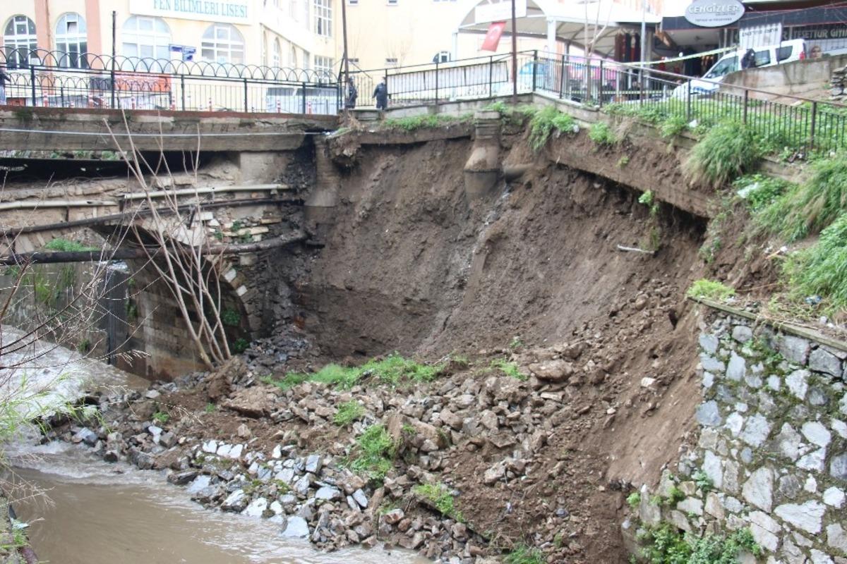 Aydın&rsquo;da Tabakhane Deresi&rsquo;nde istinat duvarı yıkıldı