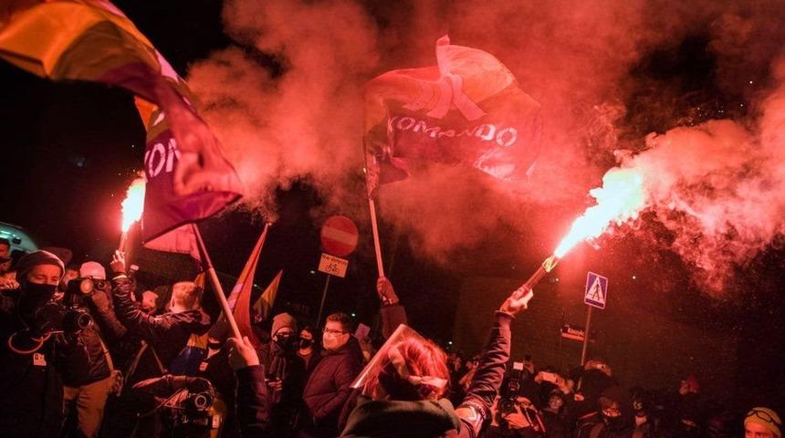 Polonya'da k&uuml;rtaj yasağı y&uuml;r&uuml;rl&uuml;ğe girdi, protestolar başladı