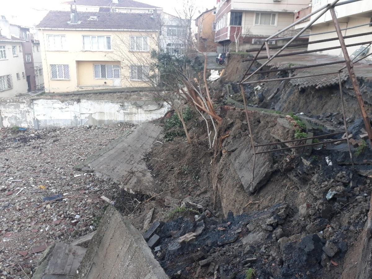 K&uuml;&ccedil;&uuml;k&ccedil;ekmece&rsquo;de istinat duvarı &ccedil;&ouml;ken bina tahliye edildi