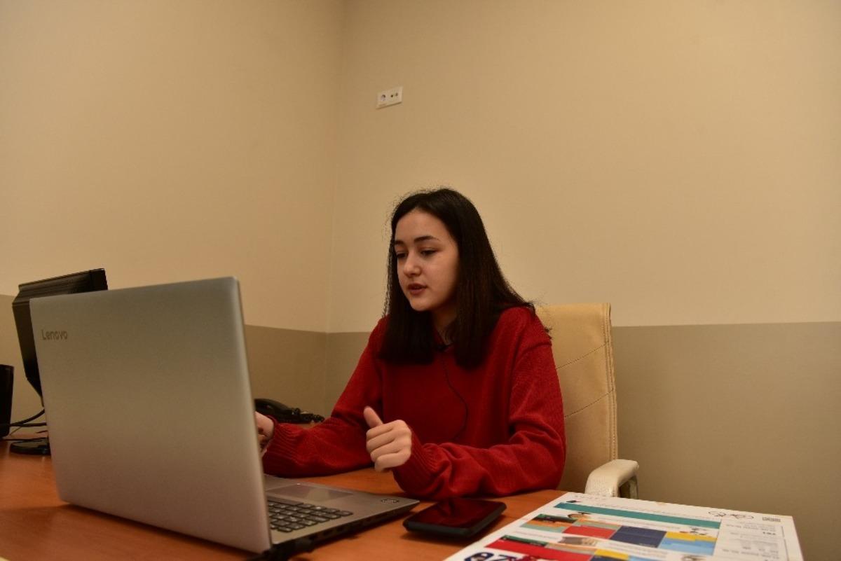 17 yaşındaki Şevval velilere dijital seminer veriyor, g&ouml;ren veliler şaşırıyor