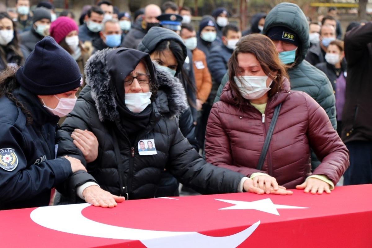 Anneden polis oğluna y&uuml;rek yakan ağıt: &ldquo;Her şaka oluyordu bu şaka olmadı oğlum&rdquo;