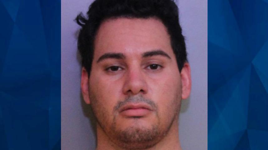 &lsquo;Yılın sağlık g&ouml;revlisi&rsquo; se&ccedil;ilen adam Covid-19 aşılarının &ccedil;alınmasıyla ilişkili olarak tutuklandı