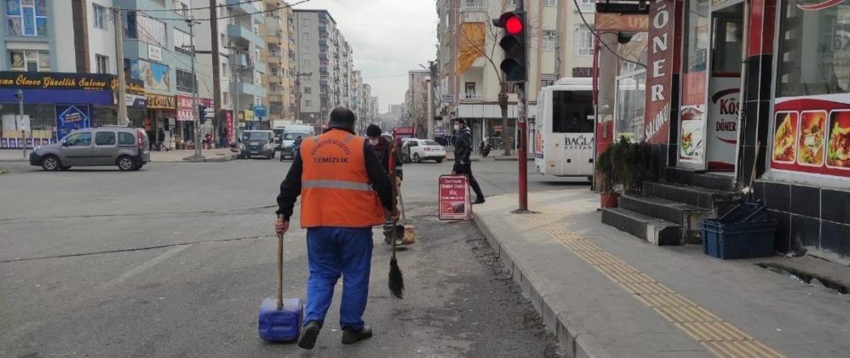 Bağlar&rsquo;da temizlik seferberliği s&uuml;r&uuml;yor