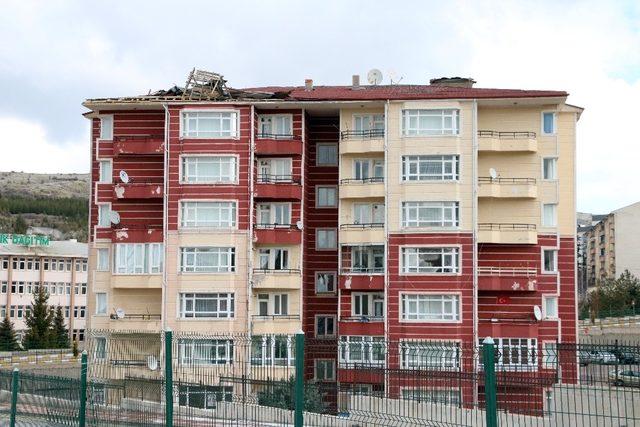 Yozgat’ta şiddetli rüzgar bir apartmanın çatısına zarar verdi
