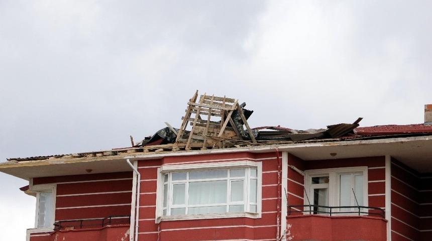 Yozgat&rsquo;ta şiddetli r&uuml;zgar bir apartmanın &ccedil;atısına zarar verdi