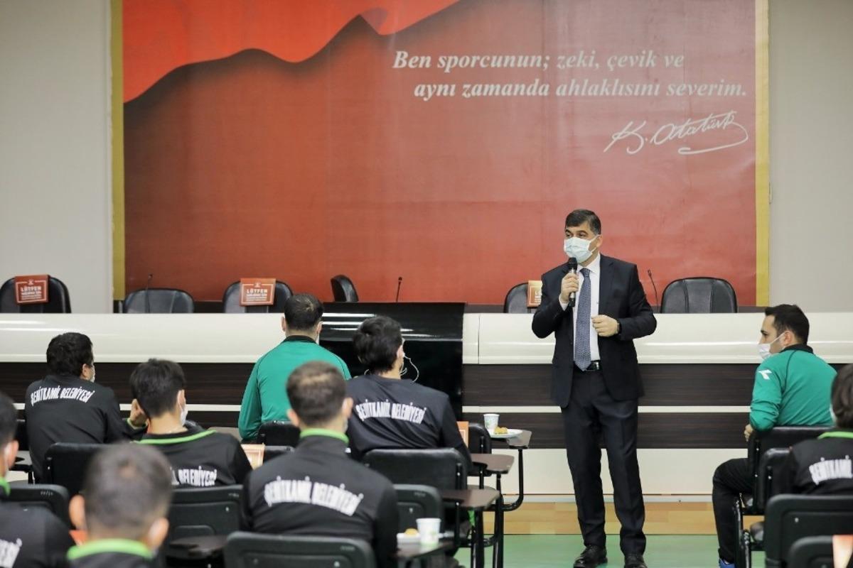 Deneyimlerini gen&ccedil;lerle paylaştı