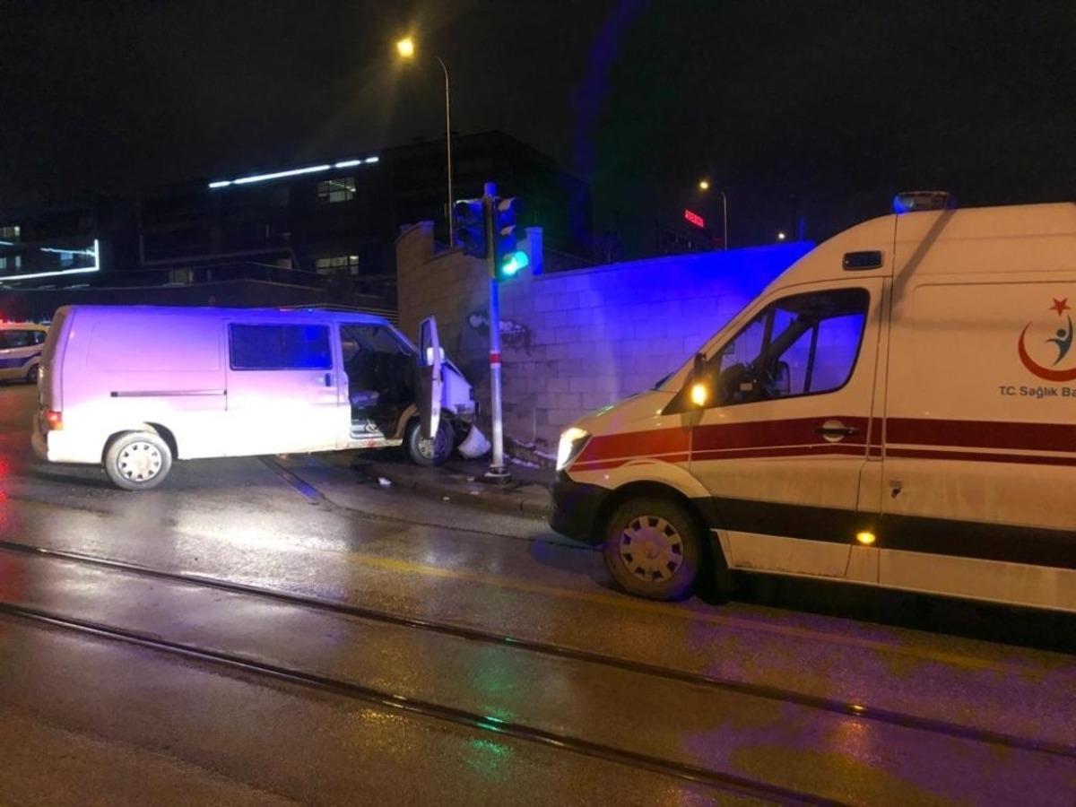 Aracıyla duvara &ccedil;arpan s&uuml;r&uuml;c&uuml; yaralandı