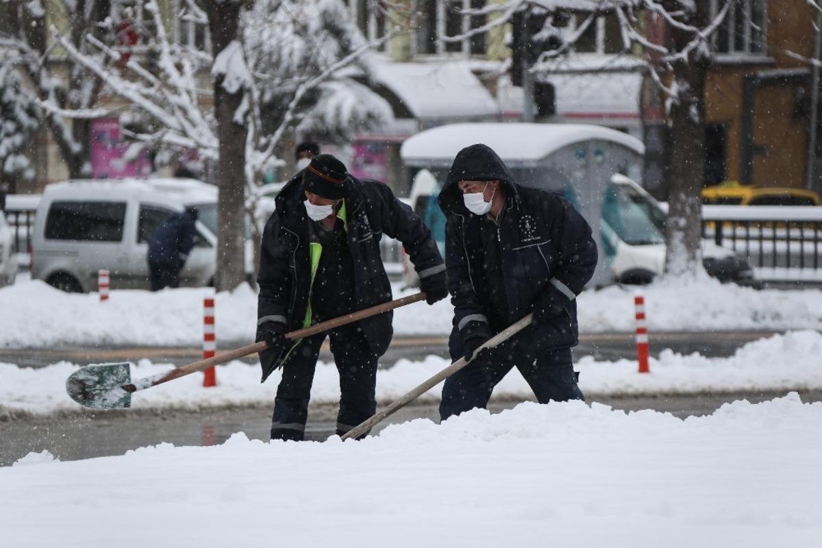 Belediyenin kar temizleme ekipleri sahada