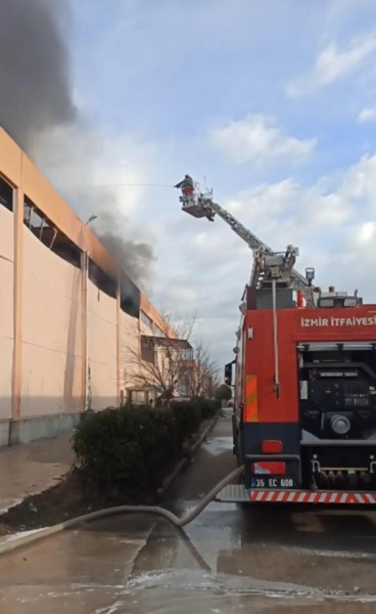 Depoda başlayan yangın fabrikalara sı&ccedil;radı