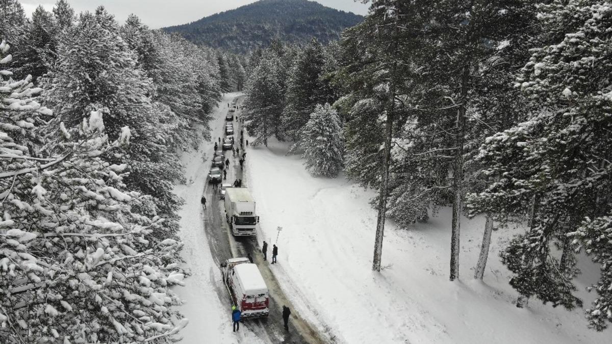 Kazdağları&rsquo;nda buzlanan yollar &ccedil;ileye d&ouml;nd&uuml;