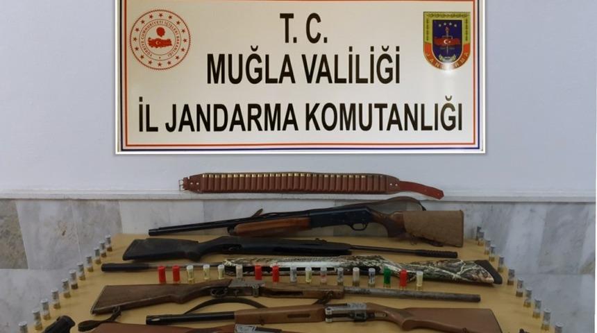 Muğla Jandarma KOM&rsquo;dan ka&ccedil;ak silah operasyonu