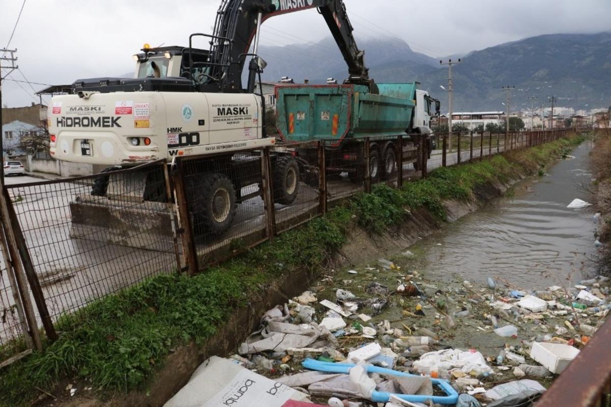 Sulama kanalı &ccedil;&ouml;ple doldu, taşkın son anda engellendi