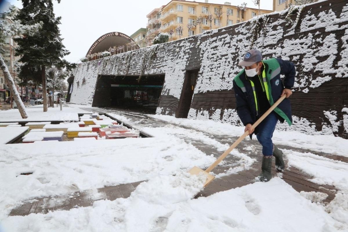 Odunpazarı Belediyesi ekiplerinin karla m&uuml;cadele &ccedil;alışmaları