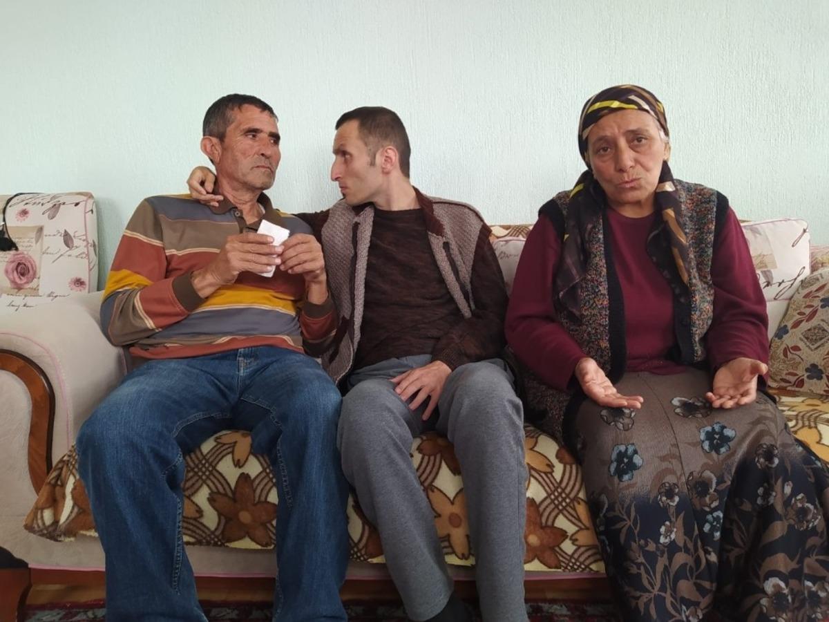 1 yaşında evlat edindiği oğluna yeni doğan bebek gibi bakıyor