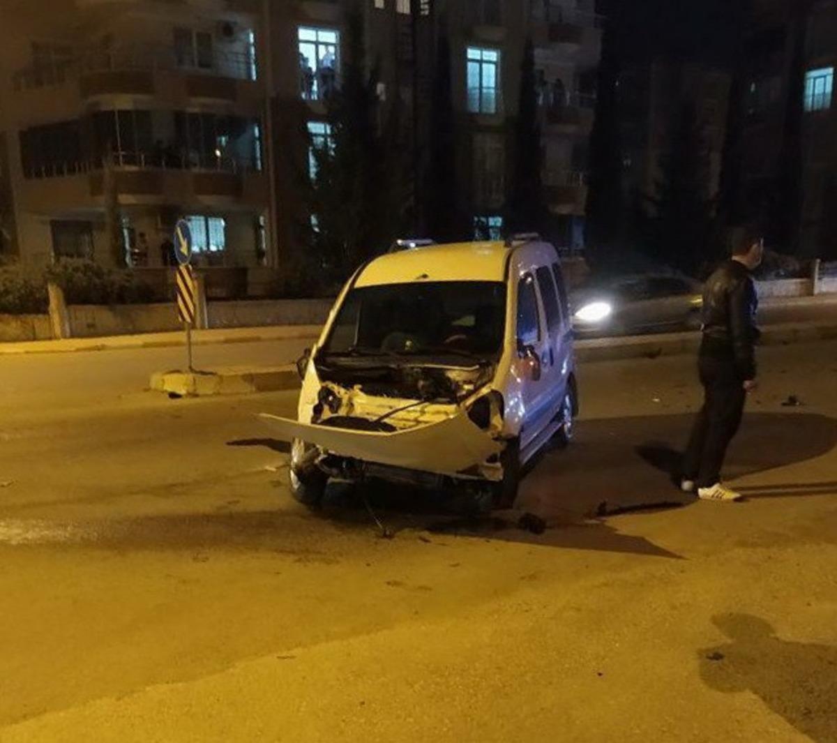 Kamyonet ile hafif ticari ara&ccedil; &ccedil;arpıştı: 2 yaralı