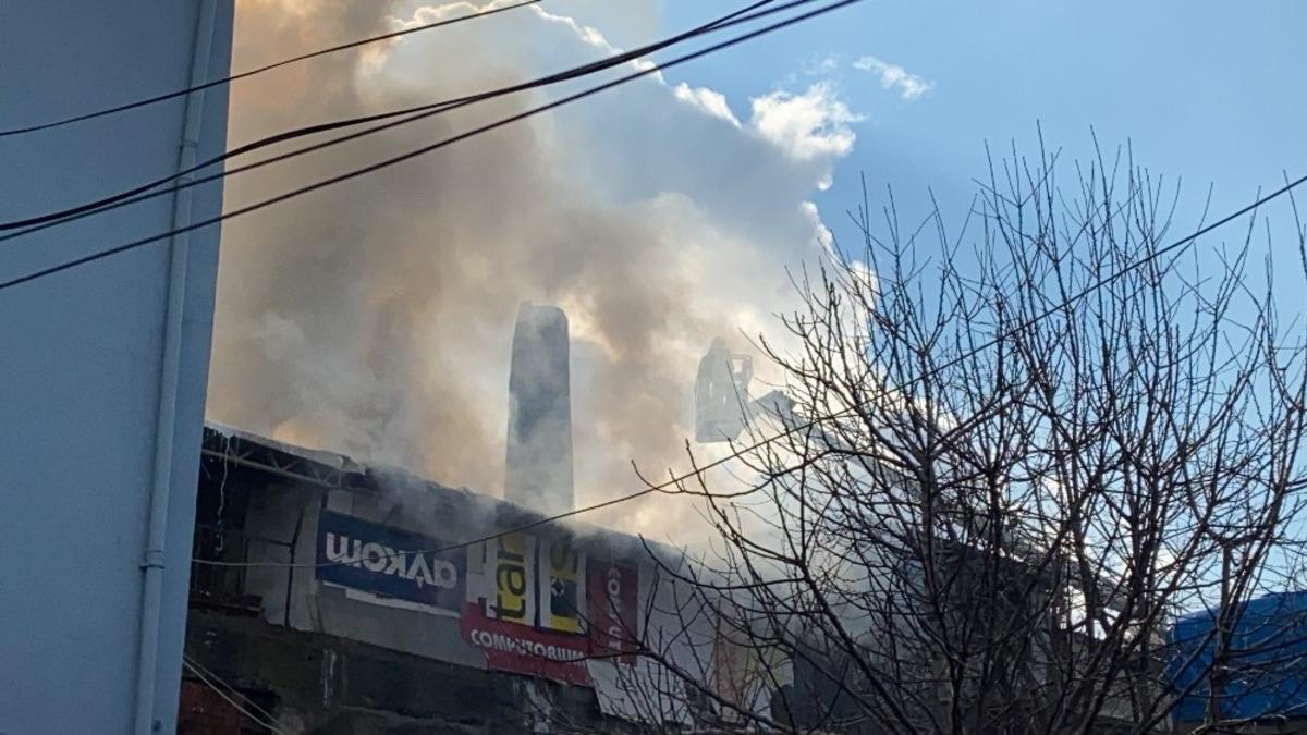 Marangoz at&ouml;lyesinde yangın &ccedil;ıktı, dumanlar g&ouml;ky&uuml;z&uuml;n&uuml; kapladı