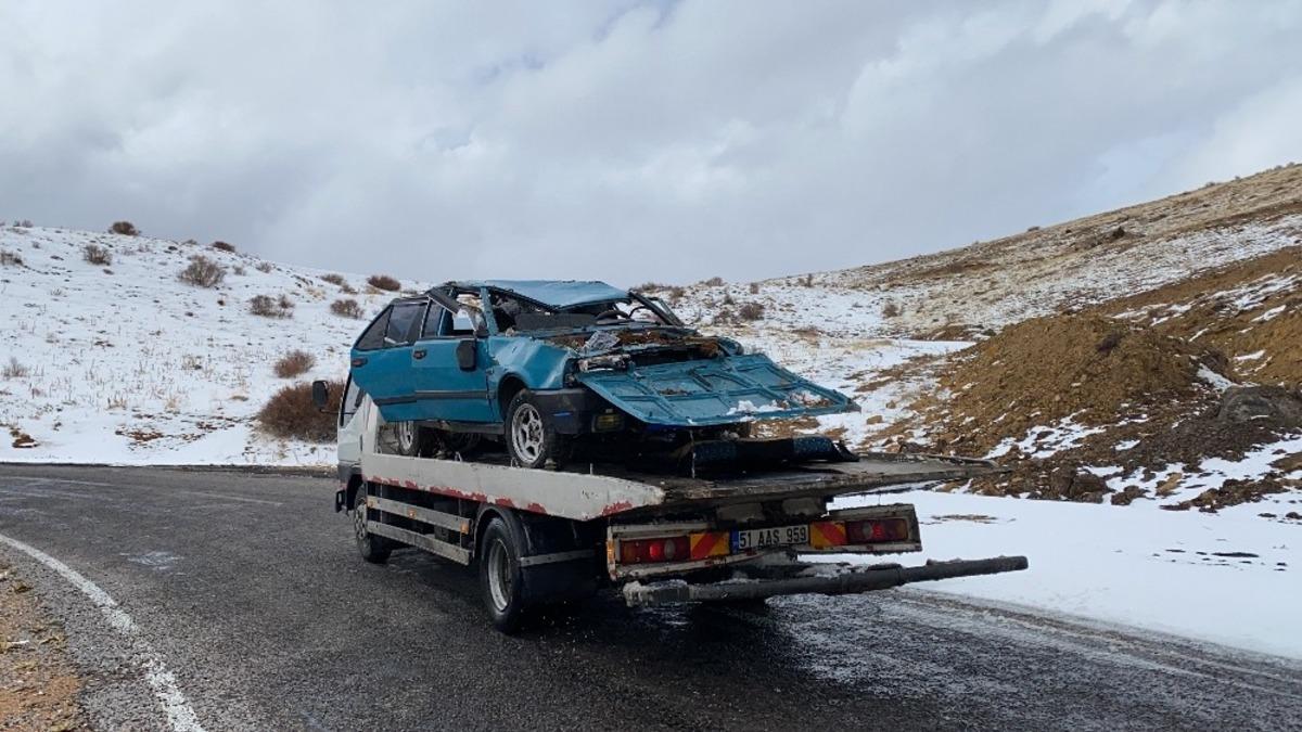 Otomobil şarampole devrildi: 2 &ouml;l&uuml;, 1 yaralı