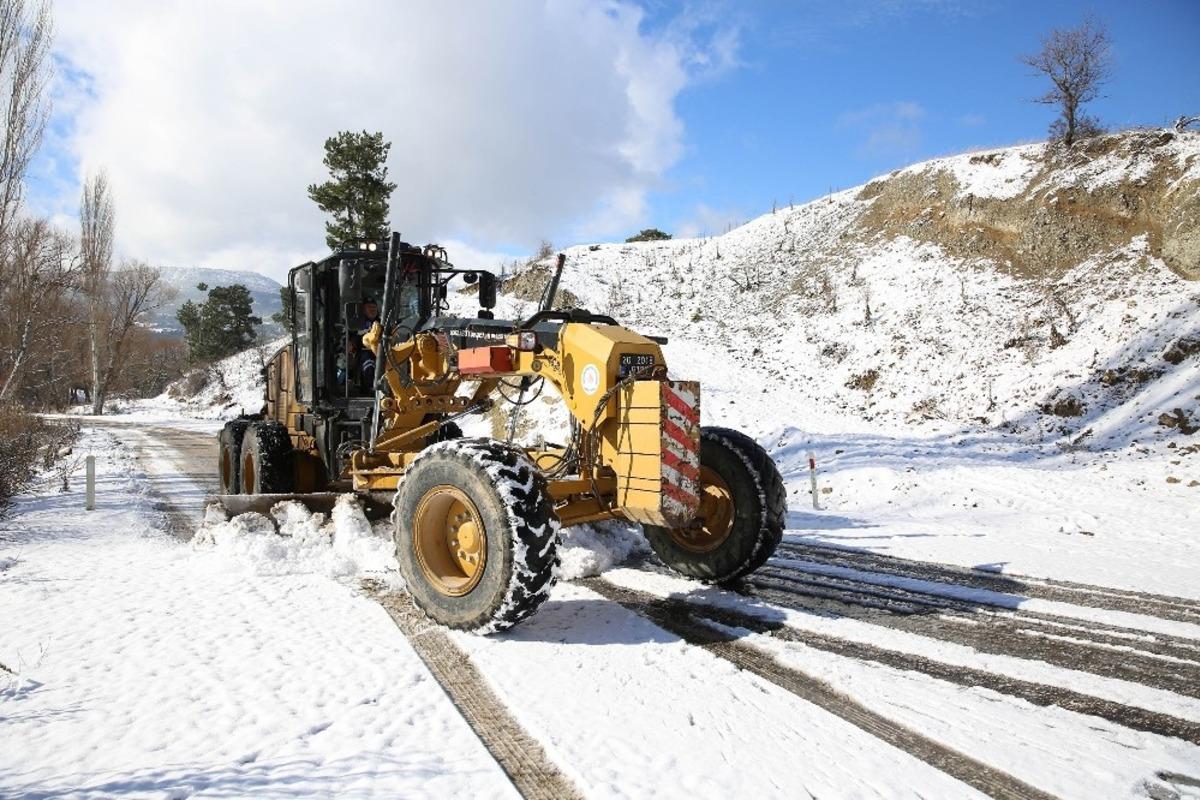Denizli B&uuml;y&uuml;kşehir 11 il&ccedil;ede karla m&uuml;cadele etti