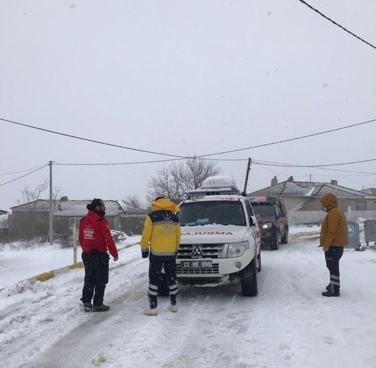 Karlı yolları aştılar, hastaya ulaştılar