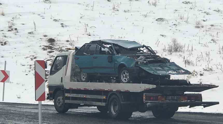 Niğde'de şarampole devrilen otomobildeki 2 kişi öldü, 1 kişi yaralandı