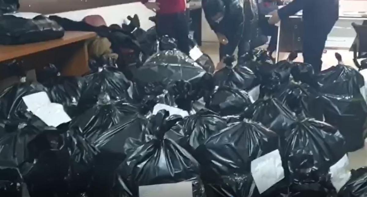 Jandarma delillere ulaşmak i&ccedil;in &ccedil;&ouml;p kutularına dahi baktı