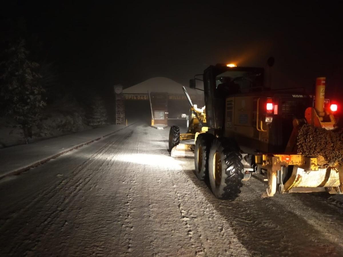 Manisa&rsquo;da karla m&uuml;cadele devam ediyor