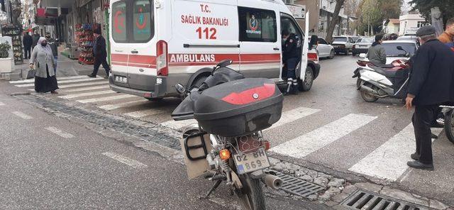 Kayganlaşan yolda motosiklet devrildi: 1 yaralı