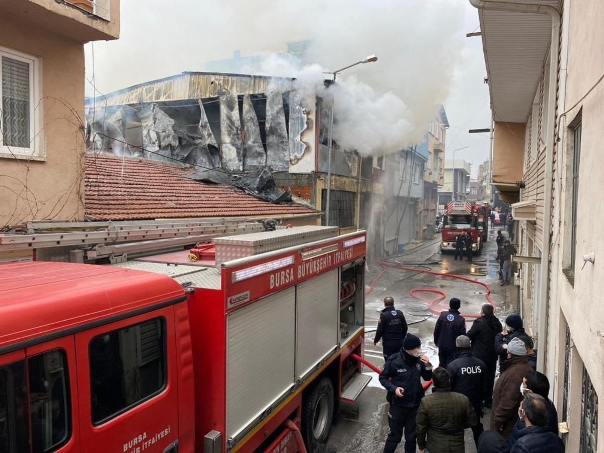 Sobadan sı&ccedil;rayan kıvılcım 2 katlı depoyu yaktı