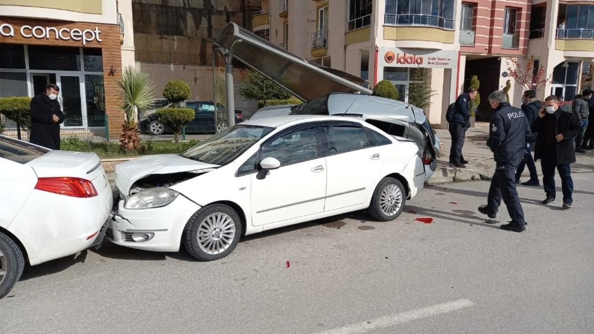 Edremit&rsquo;te ehliyetsiz s&uuml;r&uuml;c&uuml; yolu savaş alanına &ccedil;evirdi