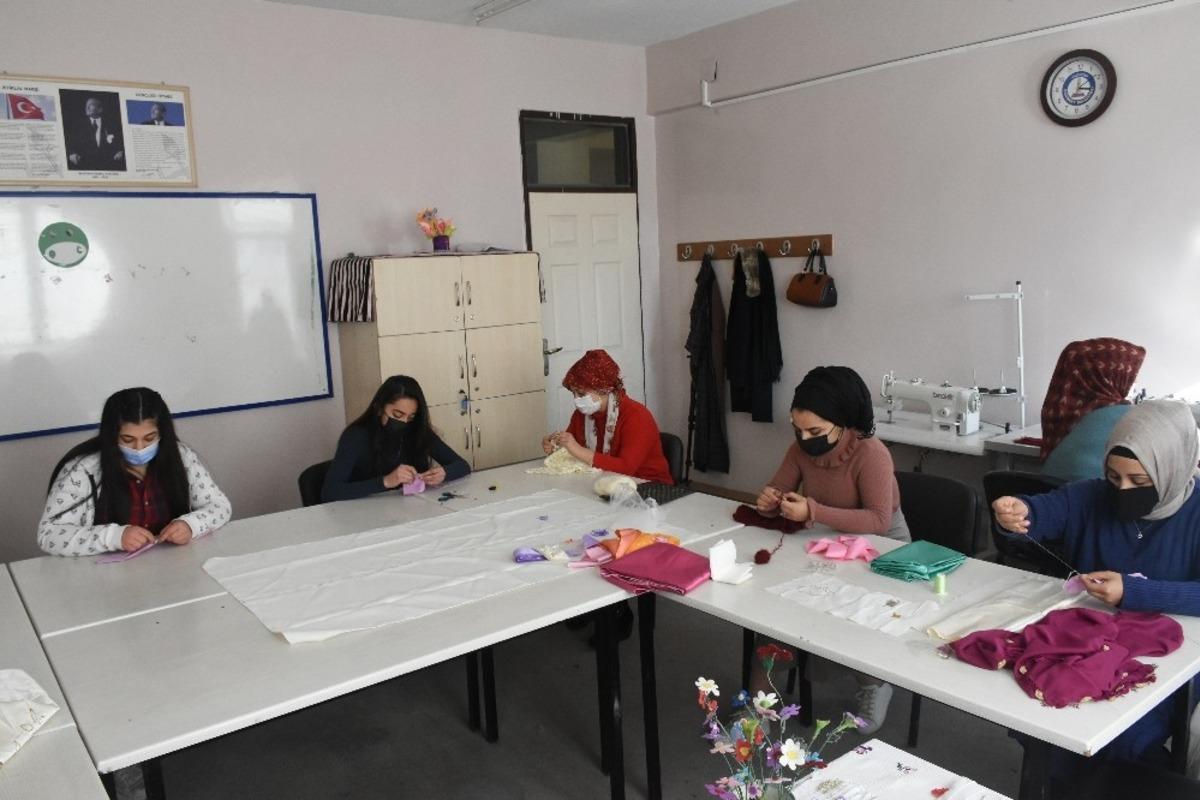 Kadınlar &ouml;zledikleri kurslara yeniden kavuştu
