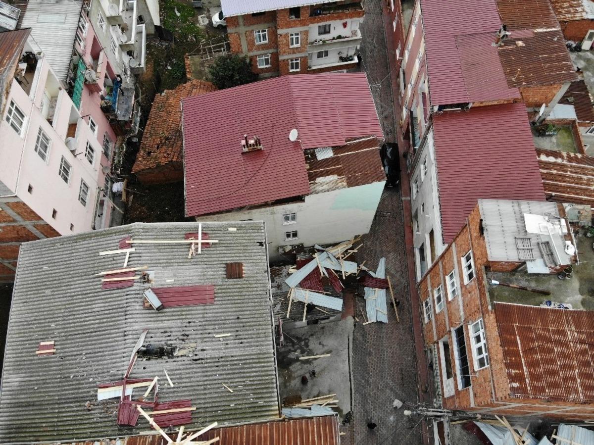Samsun&rsquo;da şiddetli r&uuml;zgar binaların &ccedil;atılarını u&ccedil;urdu