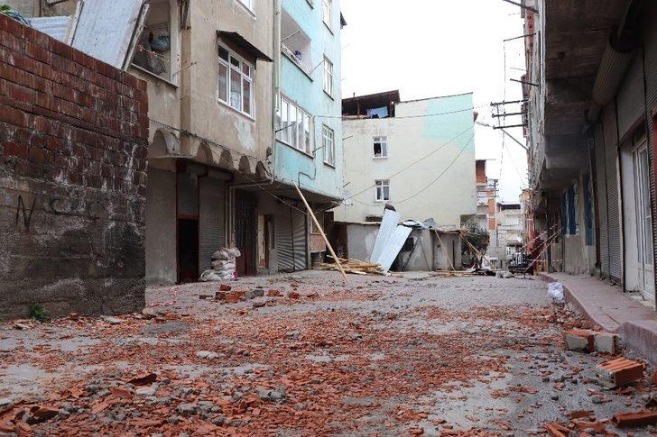 Samsun’da şiddetli rüzgar binaların çatılarını uçurdu G2