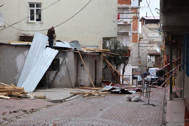 Samsun’da şiddetli rüzgar binaların çatılarını uçurdu G3