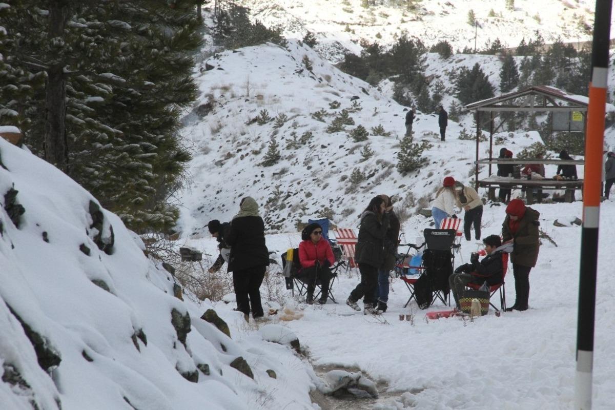 Fethiye&rsquo;nin  y&uuml;ksek kesimlerine yılın ilk karı d&uuml;şt&uuml;
