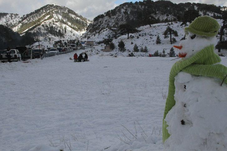Fethiye’nin  yüksek kesimlerine yılın ilk karı düştü G3