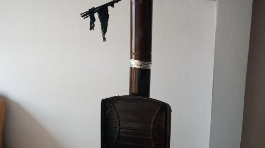 Edremit&rsquo;te soba &uuml;zerinde kurumaya konan eşyalar evi yakıyordu