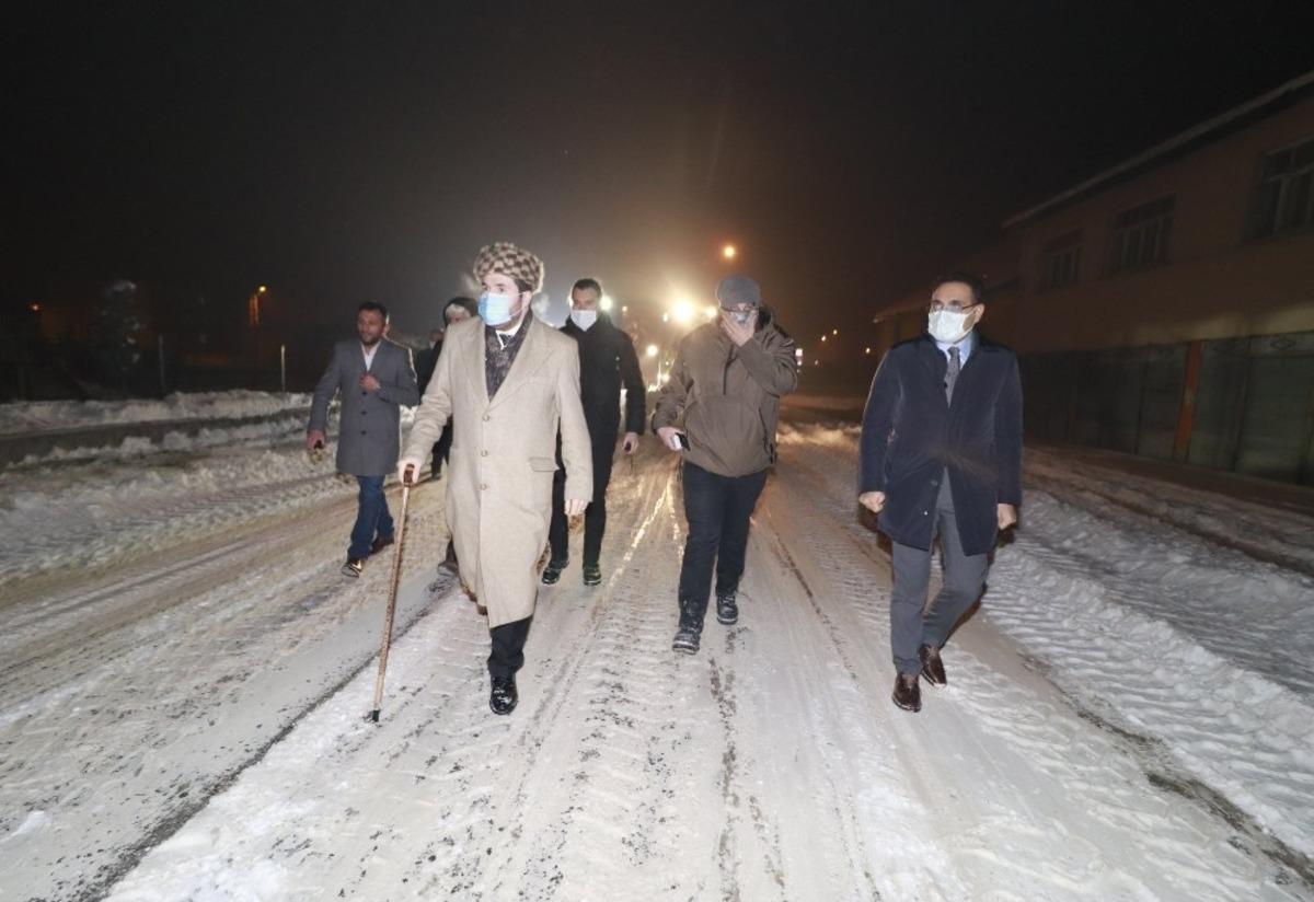 Başkan Sayan, kar temizleme &ccedil;alışmalarını denetledi