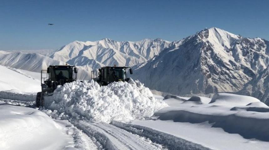 Hakkari&rsquo;de 234 yerleşim yerinin yolu ulaşıma kapandı